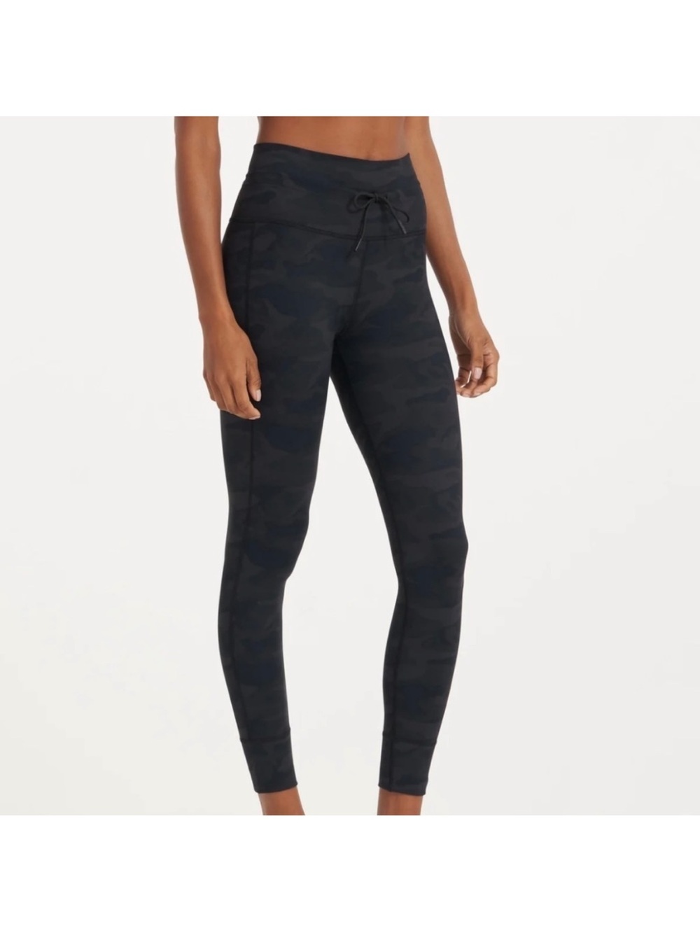 Vuori High-Rise Camo Leggings in Black